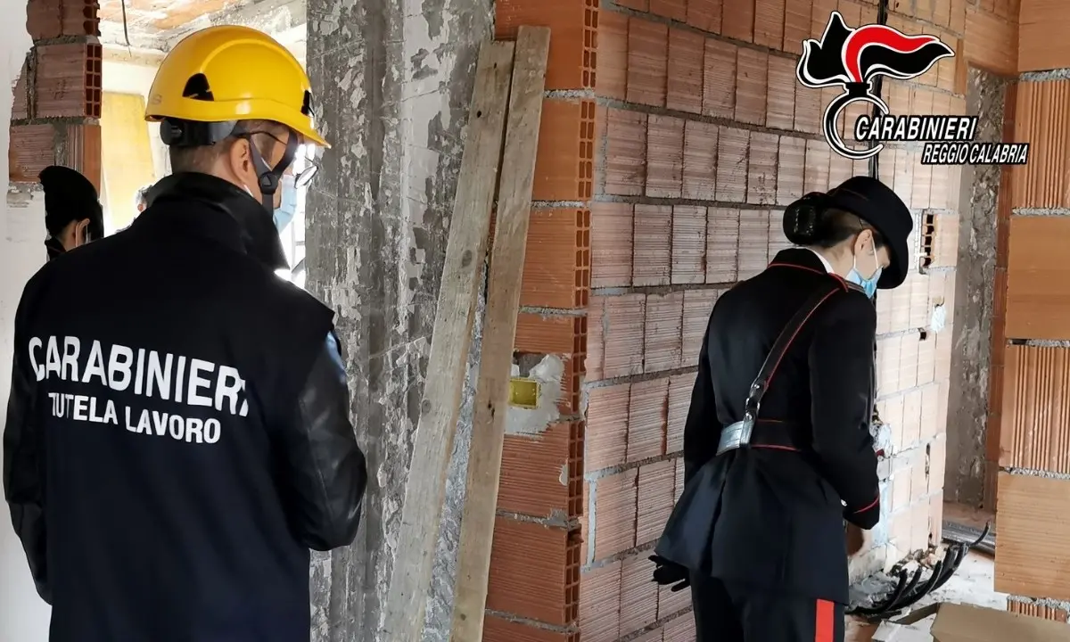 Controlli dei carabinieri sui luoghi di lavoro, denunce e sequestri nel Reggino