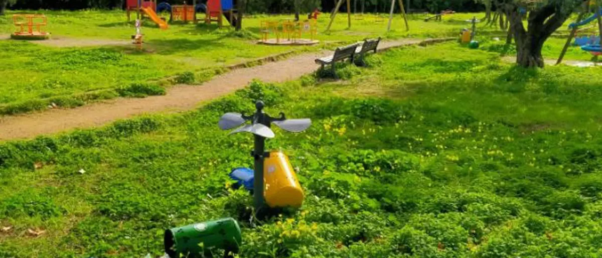 Isola Capo Rizzuto, vandali in azione al parco giochi: «Intensificheremo i controlli e installeremo telecamere»