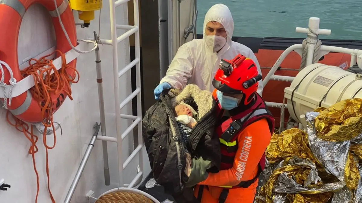 Si chiama Splendore la bimba nata sul barcone con il mare in tempesta, i soccorritori: «Emozione fortissima»