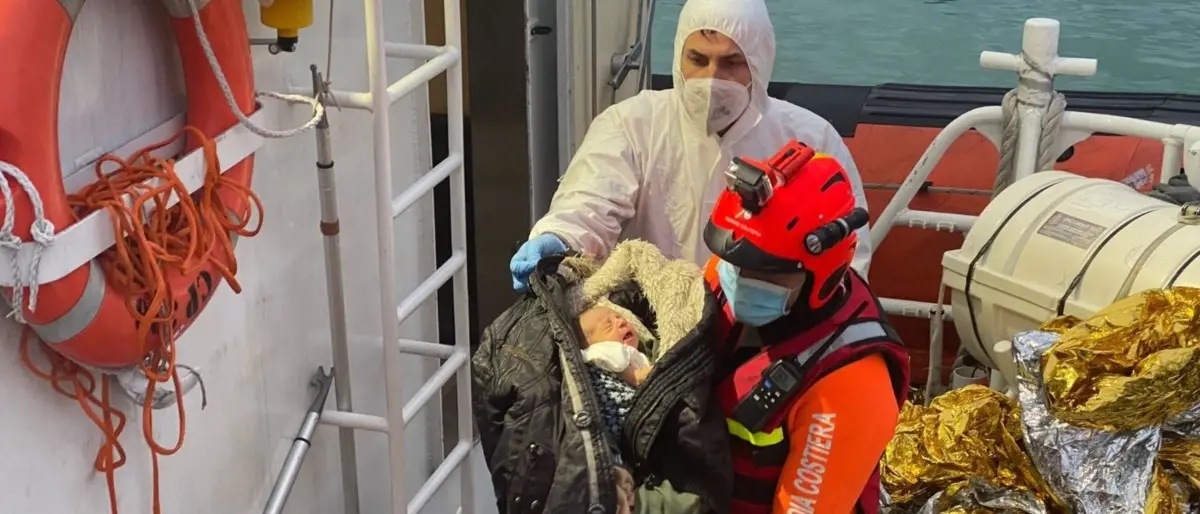 Si chiama Splendore la bimba nata sul barcone con il mare in tempesta, i soccorritori: «Emozione fortissima»