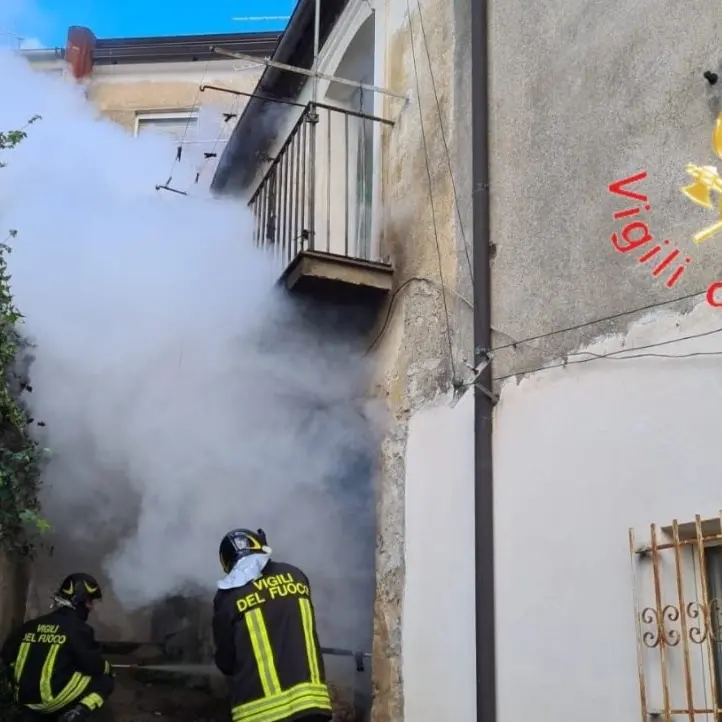 Curinga, incendio danneggia una casa nel centro storico