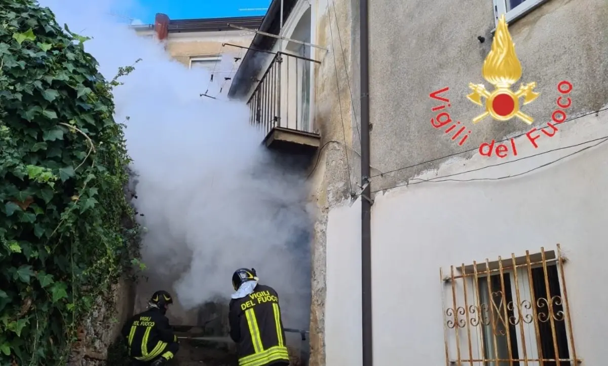 Curinga, incendio danneggia una casa nel centro storico