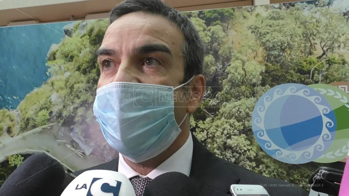 Vaccini, Occhiuto: «La Calabria corre: ieri oltre 15mila dosi, più del target fissato da Figliuolo»