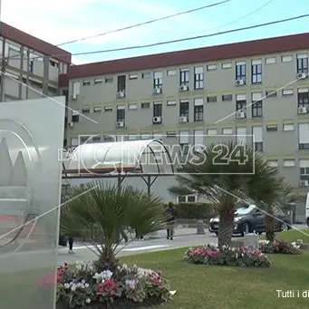 Ospedale Catanzaro, la tac rotta da 20 giorni. La figlia di un malato di tumore: «Siamo disperati»