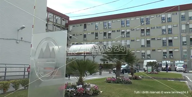 Ospedale Catanzaro, la tac rotta da 20 giorni. La figlia di un malato di tumore: «Siamo disperati»