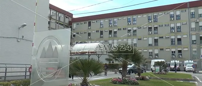 Ospedale Catanzaro, la tac rotta da 20 giorni. La figlia di un malato di tumore: «Siamo disperati»