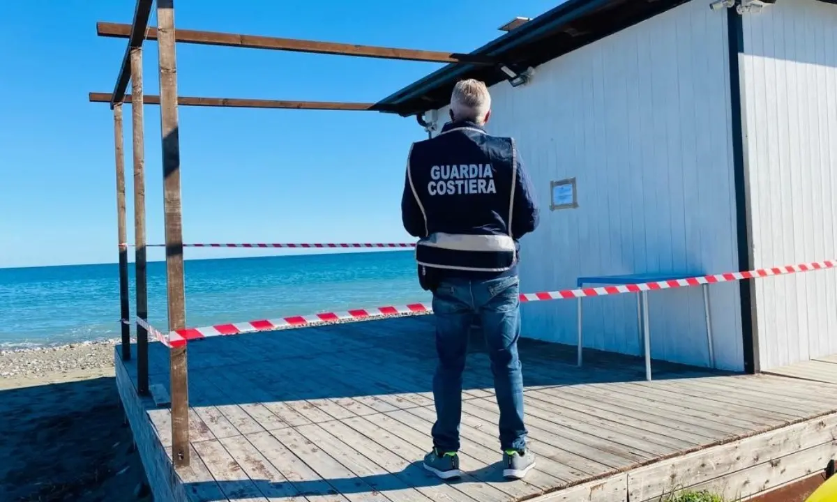 Stabilimenti balneari sul demanio marittimo, sette denunce nel Cosentino