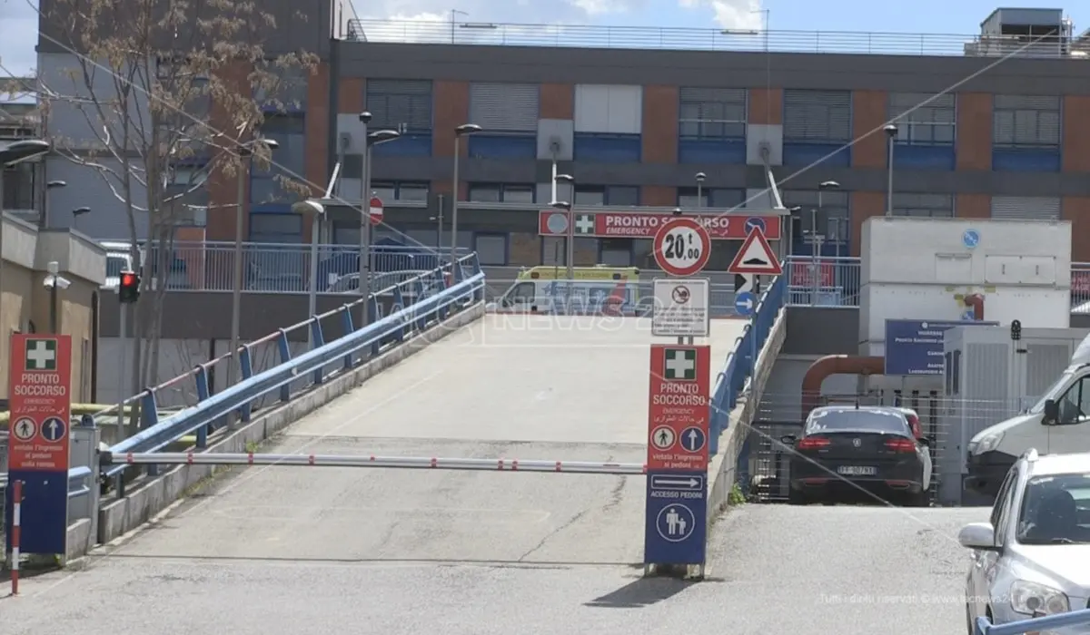 «Mio fratello disabile dimenticato per tre giorni al pronto soccorso di Cosenza»