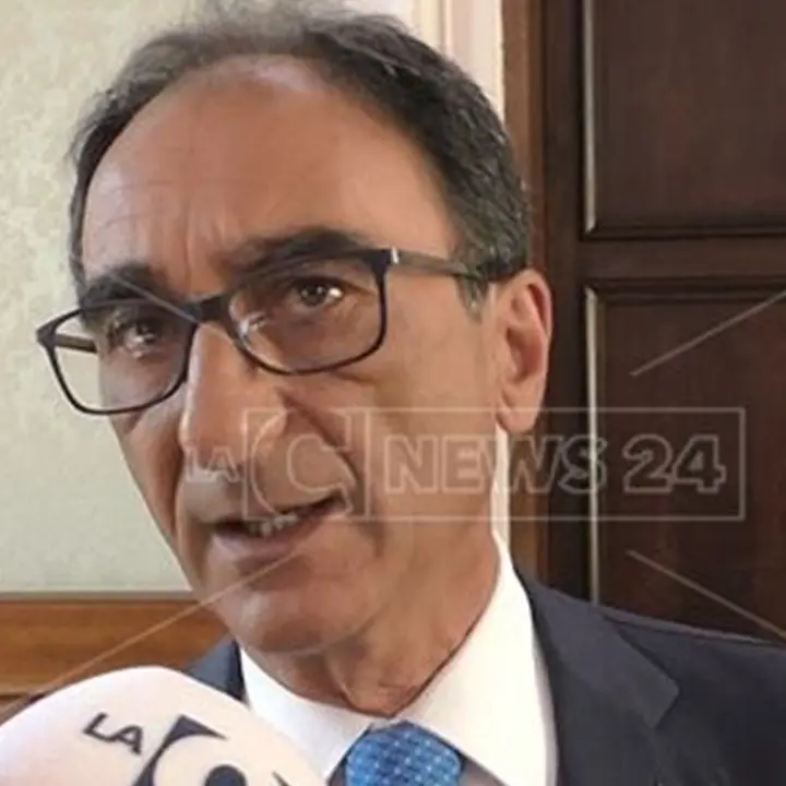 Catanzaro, mascherine all’aperto durante gli eventi natalizi: l’annuncio del sindaco Abramo