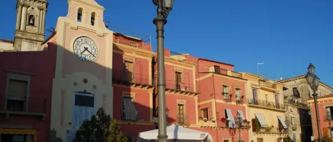 Covid nel Cosentino, anche a Fuscaldo mascherine obbligatorie all’aperto: l’ordinanza del sindaco