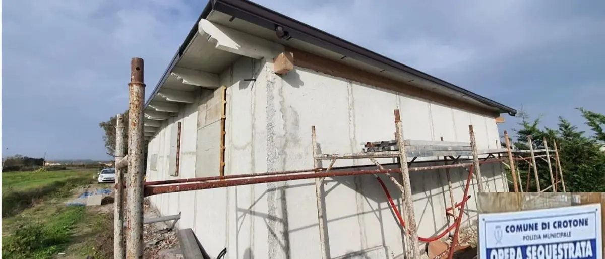 Crotone, sequestrato fabbricato abusivo: denunciato 60enne