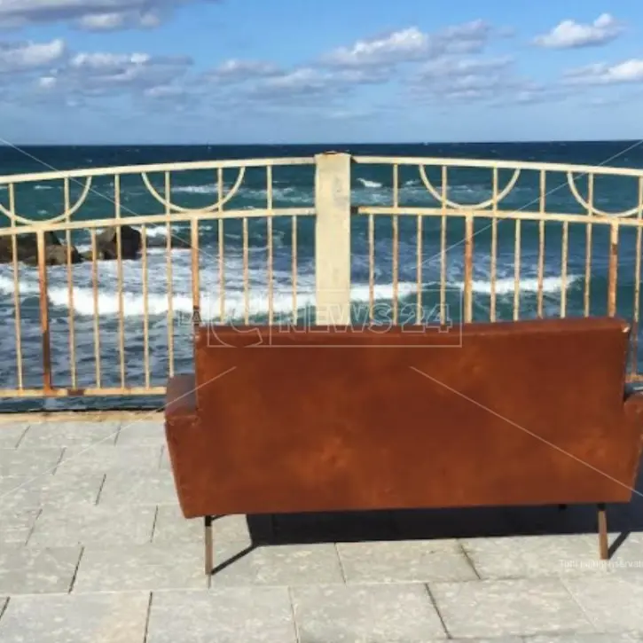 Prima fila vista mare, il divano abbandonato a Vibo Marina e il lato poetico dell’inciviltà