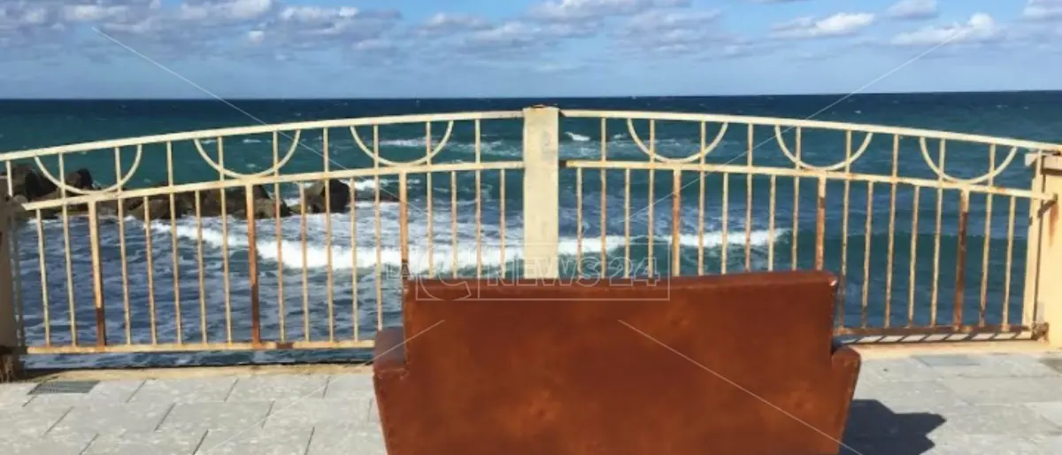 Prima fila vista mare, il divano abbandonato a Vibo Marina e il lato poetico dell’inciviltà