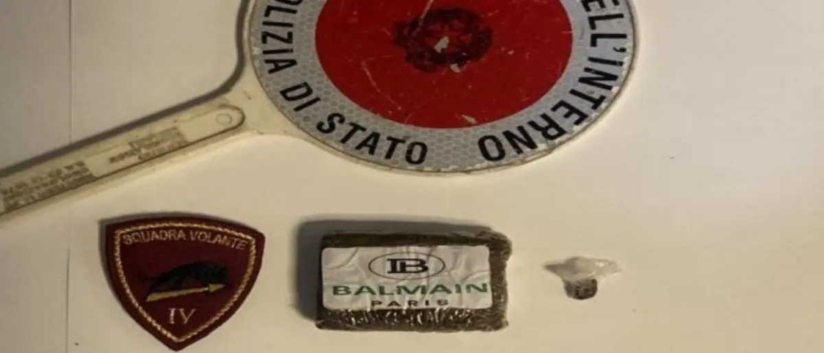 Crotone, vede la polizia e cerca di disfarsi di 80 grammi di hashish: arrestato 22enne