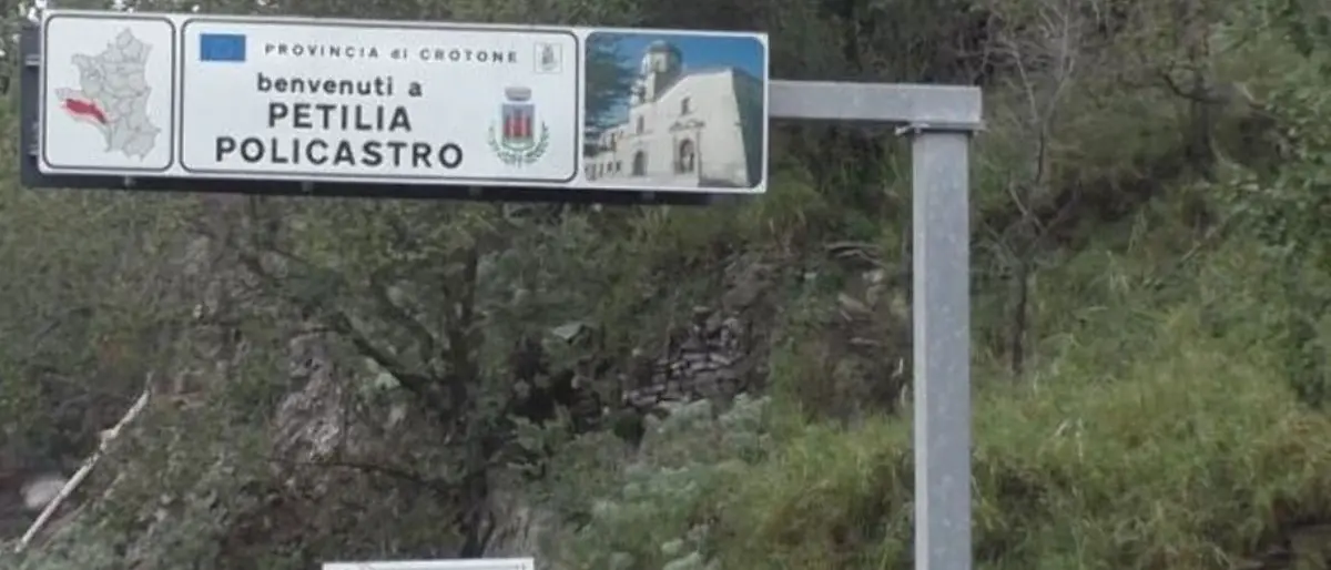 Crolla la scala esterna di una palazzina nel Crotonese: ferita una donna