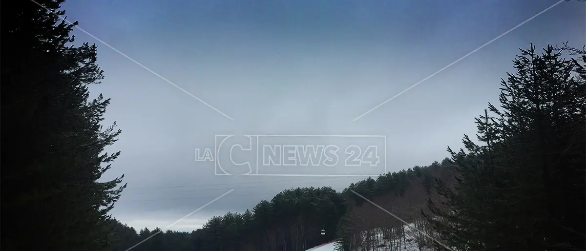 Agli impianti di Camigliatello manca la revisione ventennale ma il ministero dà l’ok alla proroga: si riapre