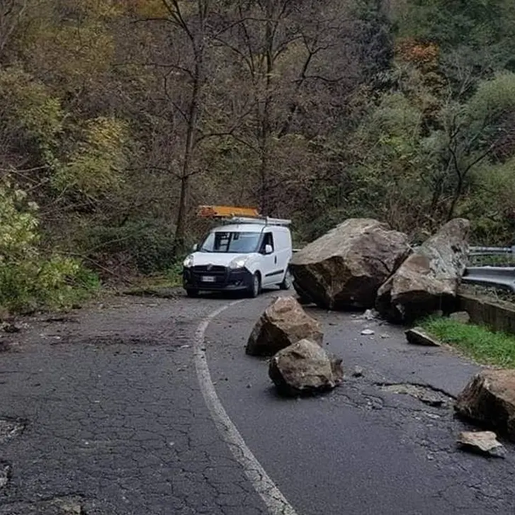 Grossi massi cadono sulla strada, tragedia sfiorata ad Acri