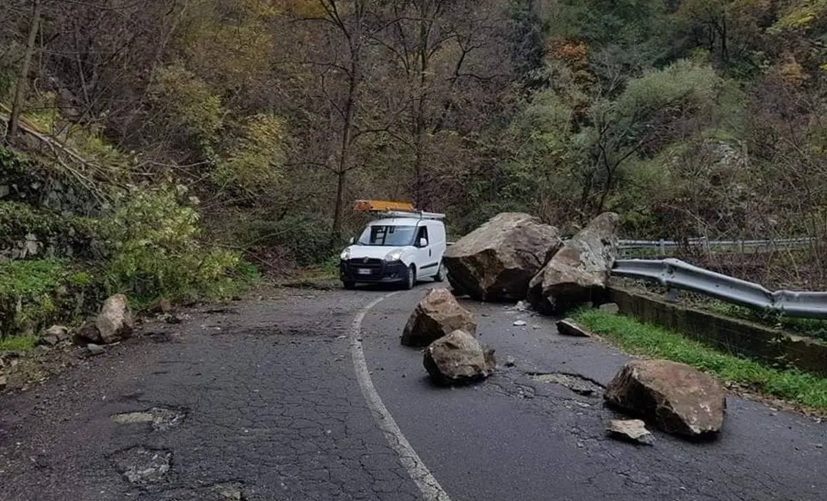 Grossi massi cadono sulla strada, tragedia sfiorata ad Acri