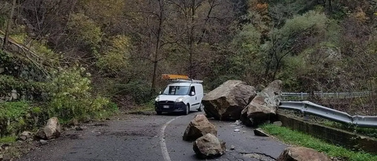Grossi massi cadono sulla strada, tragedia sfiorata ad Acri