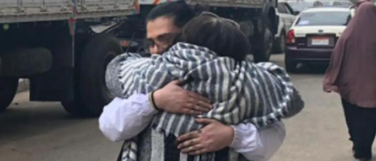 Patrick Zaki è stato scarcerato dopo 22 mesi di reclusione: l’abbraccio con la mamma