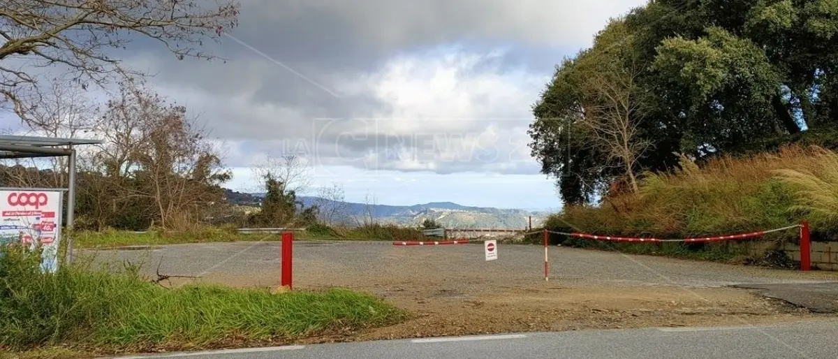 Catanzaro, quartiere Buda “vietato” ai bus Amc: il proprietario dell’area di manovra chiude il capolinea