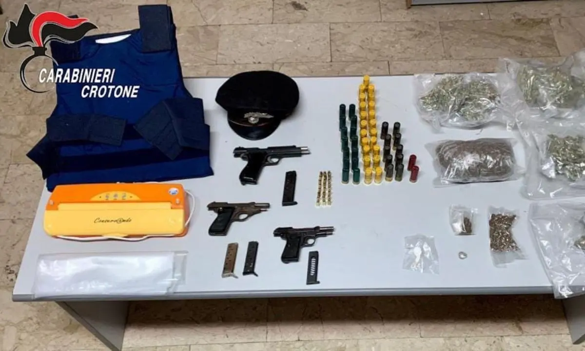 Rinvenuti in uno stabile armi clandestine e chili di droga: arrestate due persone nel Crotonese