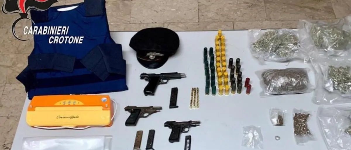 Rinvenuti in uno stabile armi clandestine e chili di droga: arrestate due persone nel Crotonese