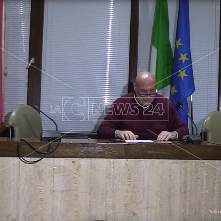 Comune Crotone, gli eventi di Natale mettono in crisi la maggioranza: l’ultimatum del sindaco a 3 consiglieri