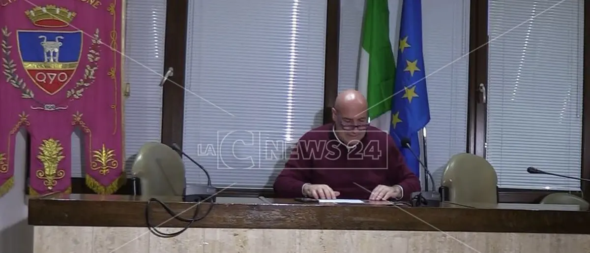 Comune Crotone, gli eventi di Natale mettono in crisi la maggioranza: l’ultimatum del sindaco a 3 consiglieri