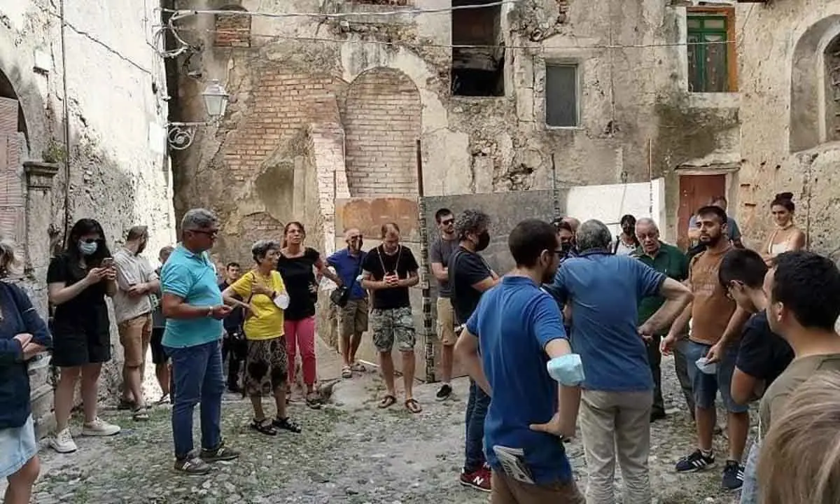 Cosenza, attivisti multati dopo la “passeggiata” nelle aree degradate della città: il sindaco si schiera dalla loro parte