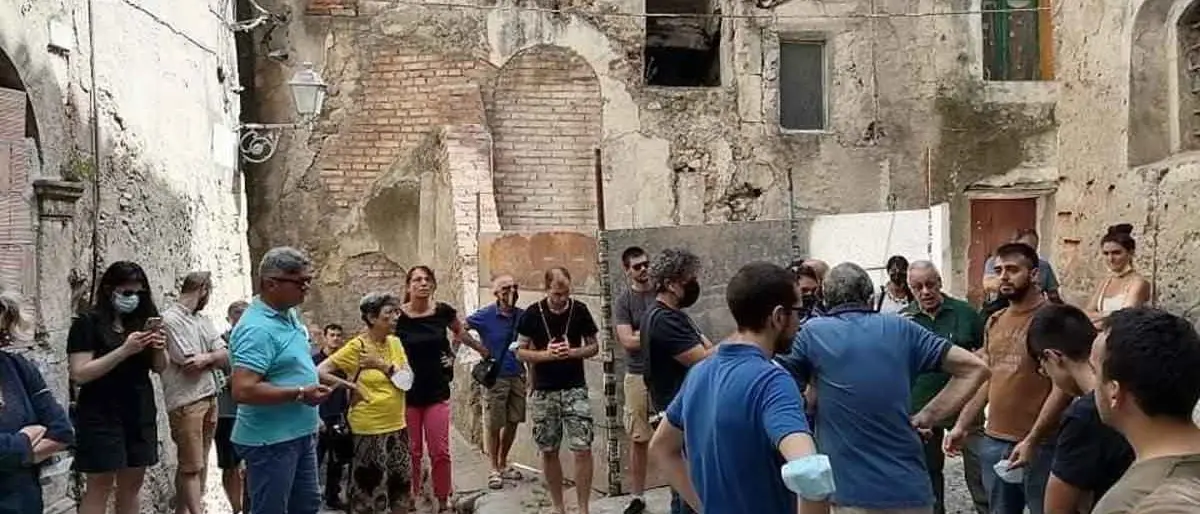 Cosenza, attivisti multati dopo la “passeggiata” nelle aree degradate della città: il sindaco si schiera dalla loro parte