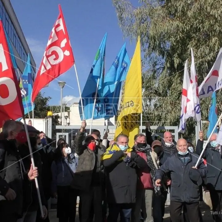 «Aumento ridicolo dello stipendio, la scuola si ribella»: la protesta dei docenti a Catanzaro