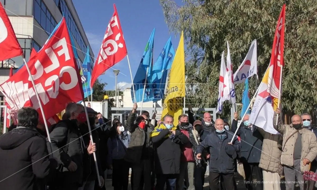 «Aumento ridicolo dello stipendio, la scuola si ribella»: la protesta dei docenti a Catanzaro