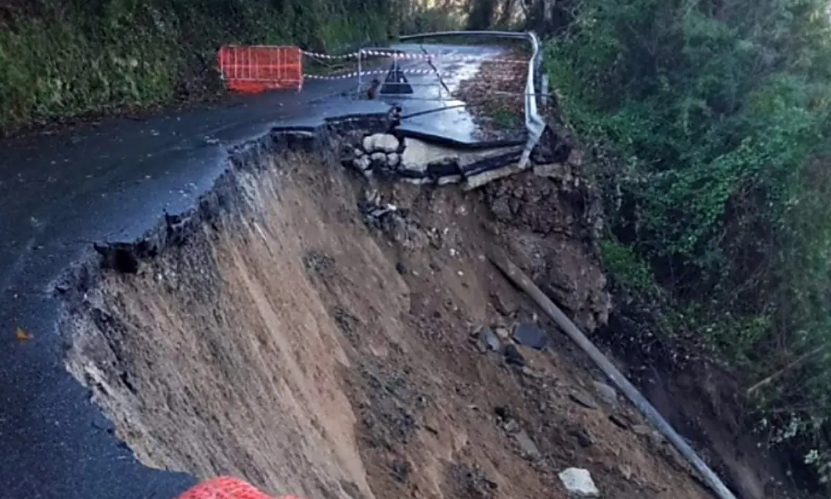 Maltempo Calabria: frana un tratto di strada tra Scilla e Melia