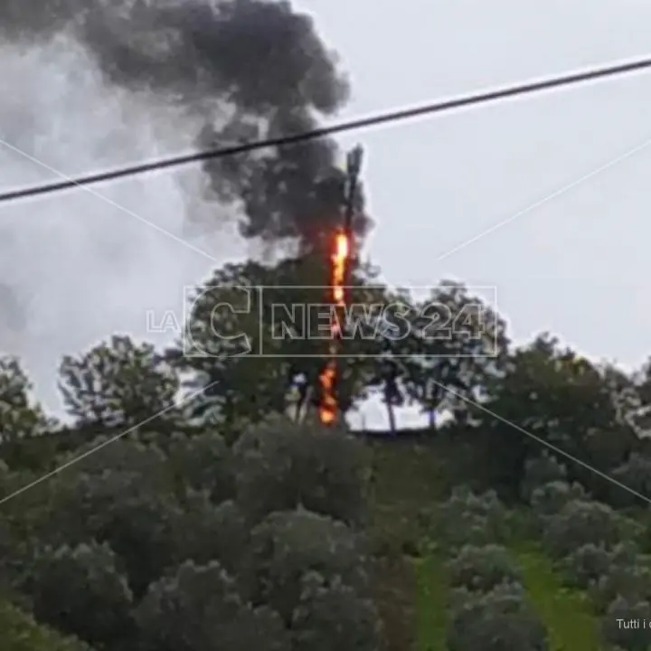 In fiamme un ripetitore di telefonia mobile nel Vibonese: indagano i carabinieri