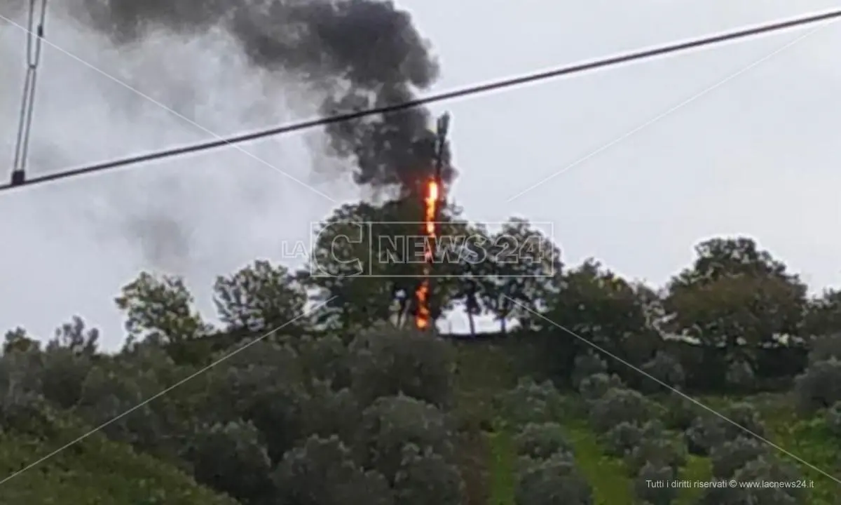 In fiamme un ripetitore di telefonia mobile nel Vibonese: indagano i carabinieri