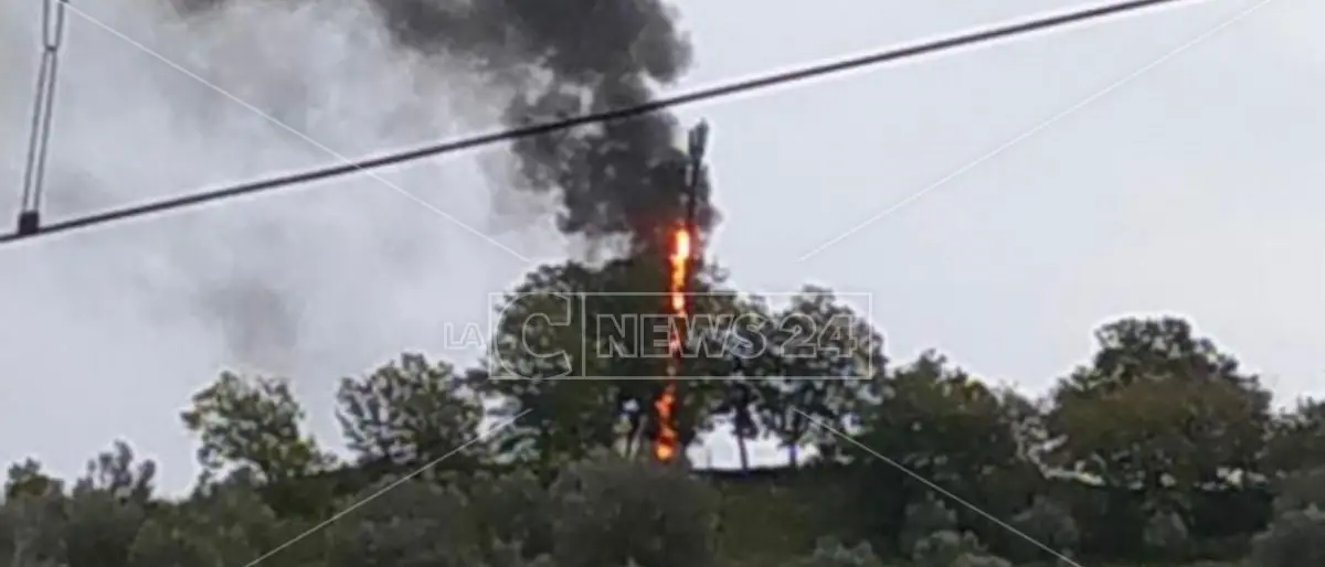 In fiamme un ripetitore di telefonia mobile nel Vibonese: indagano i carabinieri