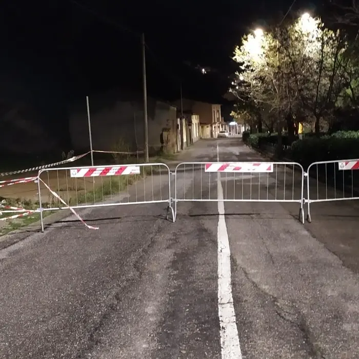 Civita, frana un costone di roccia: chiusa una delle strade di accesso al paese