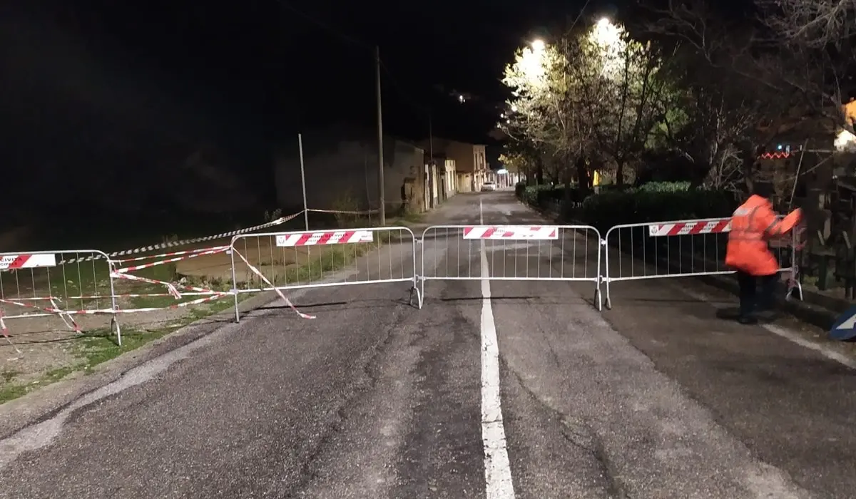 Civita, frana un costone di roccia: chiusa una delle strade di accesso al paese