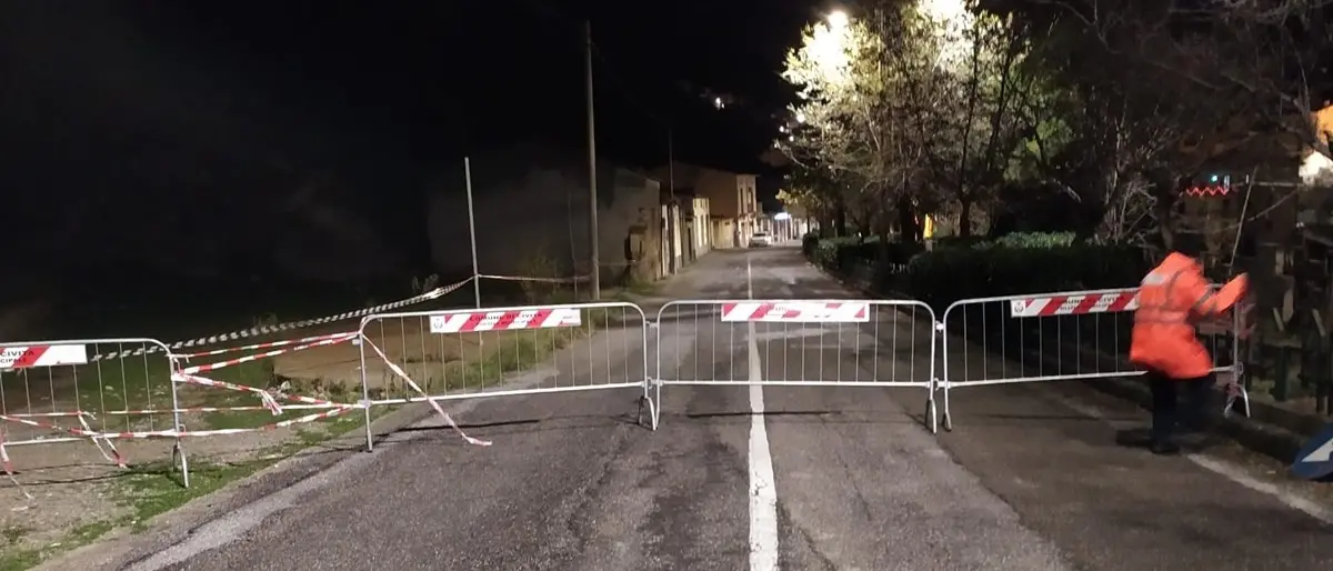Civita, frana un costone di roccia: chiusa una delle strade di accesso al paese
