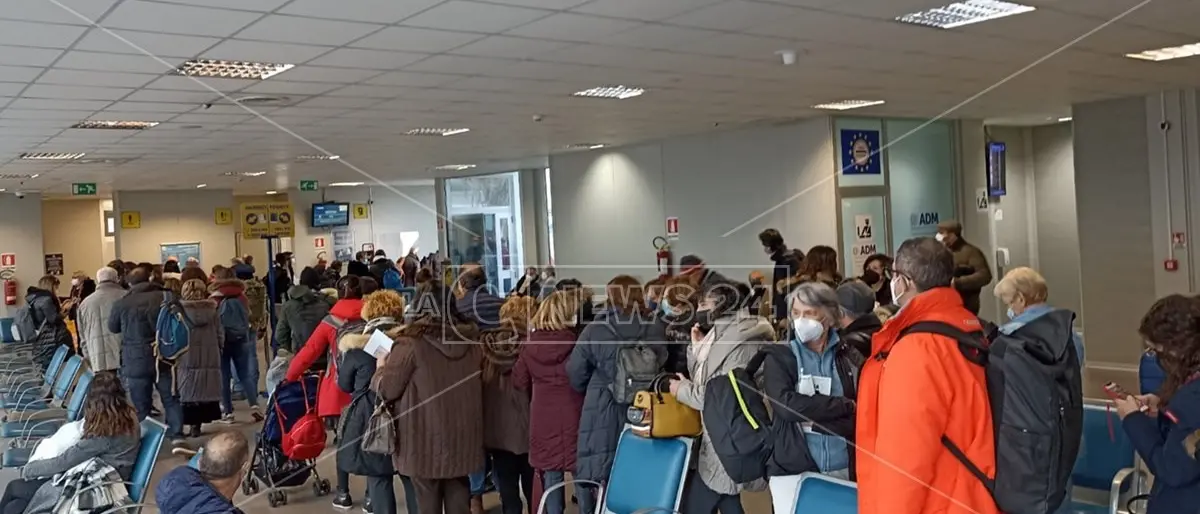 Aeroporto Lamezia, lo sfogo di un passeggero: «Zero distanziamento e pochissimi controlli»