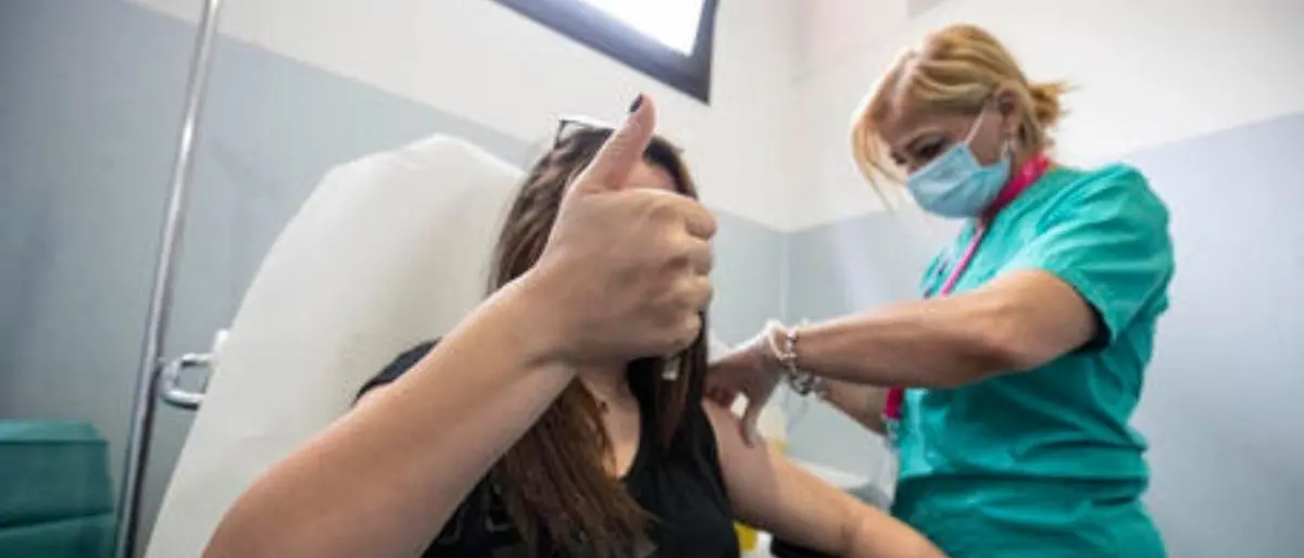 Covid, da domani scatta l’obbligo del vaccino per prof e personale della scuola: cosa fare per non essere sospesi