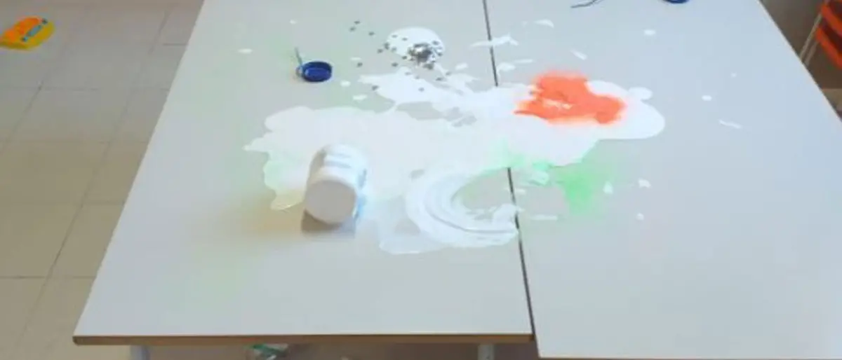 Isola Capo Rizzuto, atti vandalici in due scuole: distrutti i giochi dei bambini