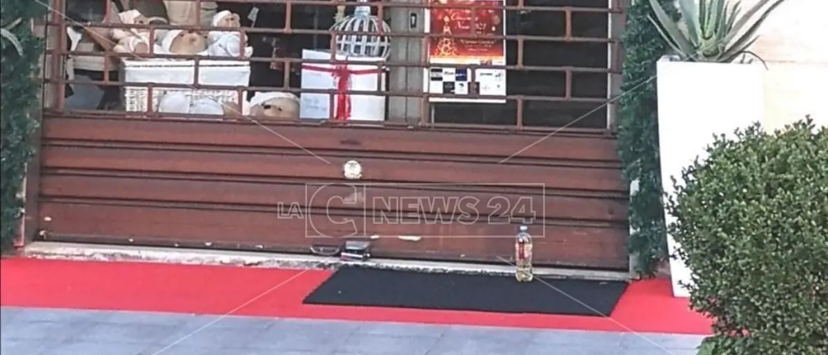 Rende, bottiglia incendiaria davanti a un negozio di abbigliamento