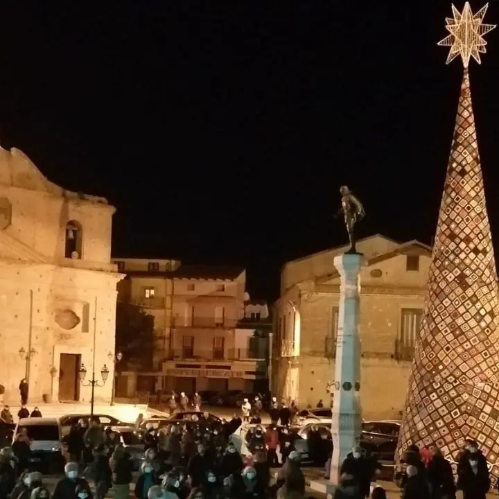 A Cutro un albero di Natale da record fatto con l’uncinetto, è alto oltre 14 metri