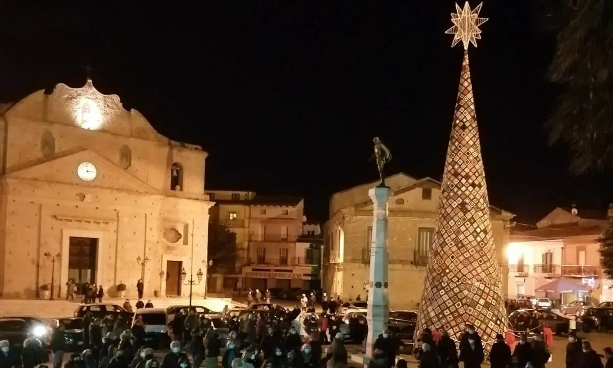 A Cutro un albero di Natale da record fatto con l’uncinetto, è alto oltre 14 metri