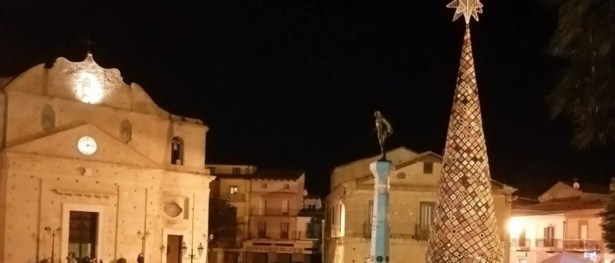 A Cutro un albero di Natale da record fatto con l’uncinetto, è alto oltre 14 metri