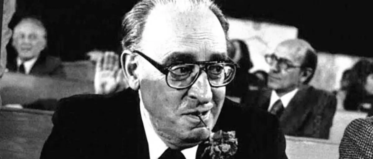 Giacomo Mancini come Maradona: a Cosenza una statua in bronzo per l’indimenticato sindaco socialista