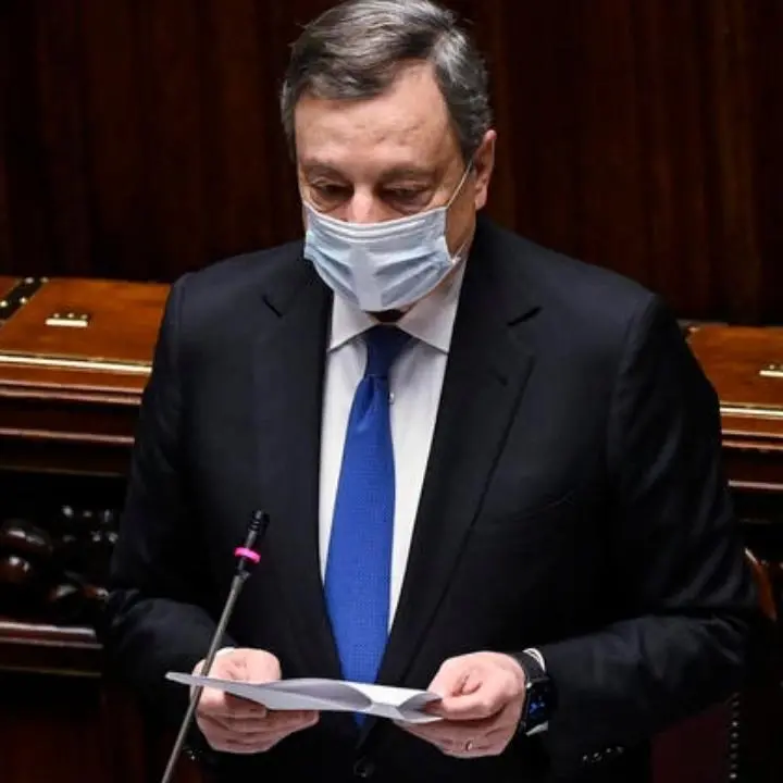 Covid, Draghi in Parlamento: «Verso un Natale più sicuro, vaccino protegge anche l’economia del Paese»