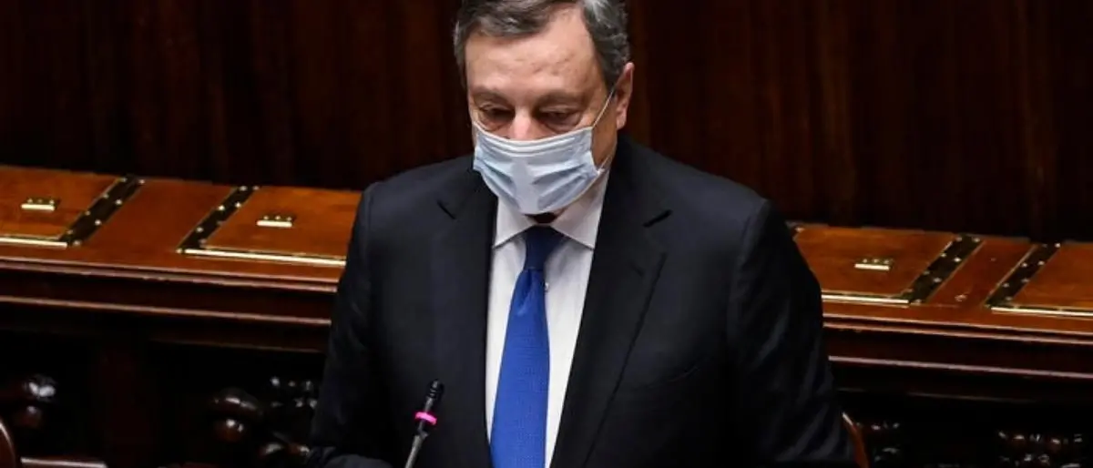 Covid, Draghi in Parlamento: «Verso un Natale più sicuro, vaccino protegge anche l’economia del Paese»